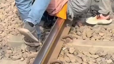 नवादा: नवादा के मिर्जापुर रेलवे क्रॉसिंग के पास अचानक एक बुजुर्ग रेलवे की पटरी पर गिरे, ट्रेन के गुजरने से हुए जख्मी