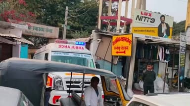 तिलौथू: तिलौथू मेन रोड पर जाम में फंसी सरकारी एंबुलेंस, मरीज की जान पर बना संकट