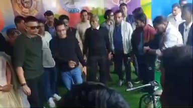 ফলতা: ডায়মন্ড হারবার লোকসভা কেন্দ্রের সাংসদ অভিষেক বন্দ্যোপাধ্যায় বেশ কয়েকজন প্রতিবন্ধীর হাতে হুইলচেয়ার তুলে দেন