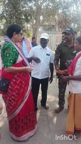 తాడ్వాయి: మేడారం సమ్మక్క-సారలమ్మ తల్లుల ఆశీస్సులు తీసుకున్న మాజీ మంత్రి సతీమణి