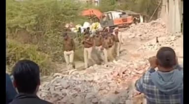 करौली: अमीनुद्दीन के अवैध निर्माण भवन पर बुलडोजर कार्रवाई लगातार जारी, जिला कलेक्टर और एसपी मौके पर पहुंचे