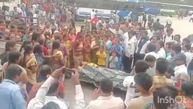 నర్సంపేట: నర్సంపేట ఆర్టీసీ డిపో ముందు కండక్టర్ మృతి చెందడంతో ఆందోళన చేపట్టిన బంధువులు