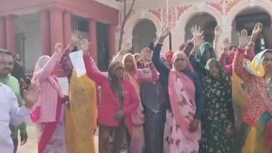 शिवपुरी नगर: करई डांडा में शराब की दुकान के खिलाफ महिलाओं का हल्ला बोल, उग्र आंदोलन की चेतावनी