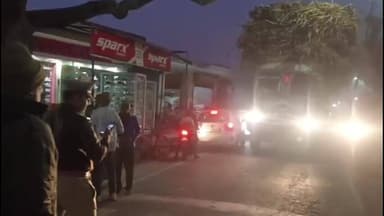 बड़ौत: छपरौली कस्बे में थाना प्रभारी आशीष पुंडीर ने गन्ने से भरे ओवरलोड ट्रकों का किया चालान