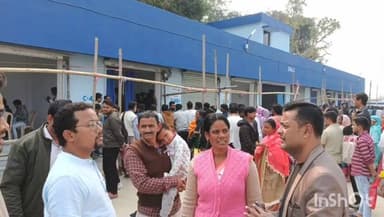 কুশমুণ্ডী: কুশমন্ডিতে এস আই আর ক্যাম্পে সাধারণ মানুষের ফর্ম ফিলাপে সাহায্যের হাত বাড়িয়ে দিলেন জেলা তৃণমূলের যুব কংগ্রেস সভাপতি