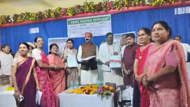 गुण्डरदेही: गुंडरदेही विधायक कुंवर सिंह निषाद सामुदायिक भवन गुंडरदेही में स्वास्थ्य मितानिन कार्यक्रम में शामिल हुए