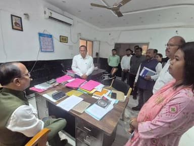 ନୂଆପଡା: ବିଡିଓଙ୍କୁ ଆକ୍ରମଣର ନିନ୍ଦା କଲା ଓଏଏସ ଏବଂ ଓଆରଏସ ସଂଘ, ନୂଆପଡ଼ାରେ ଜିଲ୍ଲାପାଳ ଓ ଜିଲ୍ଲା ଆରକ୍ଷୀ ଅଧିକ୍ଷକଙ୍କୁ ଦାବୀପତ୍ର ପ୍ରଦାନ