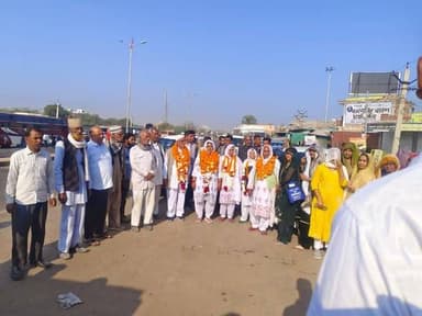 बालेसर कस्बे के सिलावटों का बास से मुस्लिम समाज के 7 सदस्यों का दल धार्मिक सफर के लिए मक्का मदीना के लिए उमराह करने के ल...