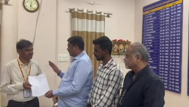 ಶಿರಾ: ನಗರದಲ್ಲಿ ಸುಸಜ್ಜಿತ ಜೆಡಿಎಸ್ ಭವನ ನಿರ್ಮಿಸಲು ಭೂಮಿ ಮಂಜೂರಿಗಾಗಿ ಜೆಡಿಎಸ್ ಪಕ್ಷದಿಂದ ತಾಲೂಕು ಆಡಳಿತಕ್ಕೆ ಮನವಿ ಸಲ್ಲಿಕೆ