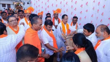 ಕೊಪ್ಪಳ: ಭಾಗ್ಯನಗರದಲ್ಲಿ ನಡೆದ ಹಿಂದೂ ಸಮ್ಮೇಳನದ ಶೋಭಾಯಾತ್ರೆ ಹಾಗೂ ವೇದಿಕೆಯ ಕಾರ್ಯಕ್ರಮದಲ್ಲಿ ಗೋ ಪೂಜೆ ಮಾಡಿ ಚಾಲನೆ