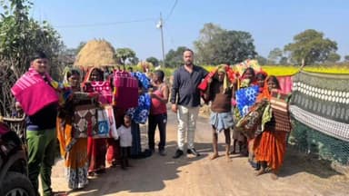 लावालौंग: बन्हे मुखिया ने 1000 गरीबों के बीच कंबल बांटे