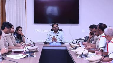 పెద్దపల్లి: రోడ్డు భద్రతపై రవాణా ట్రాఫిక్ శాఖ అధికారులతో సమావేశం ఏర్పాటు చేసిన జిల్లా కలెక్టర్ కోవైసీ