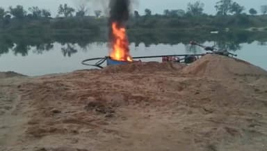 नरवर: एसडीएम अनुराग निगवाल की बड़ी कार्रवाई, अवैध रेत खनन में लगी पनडुब्बी को आग लगाकर किया नष्ट