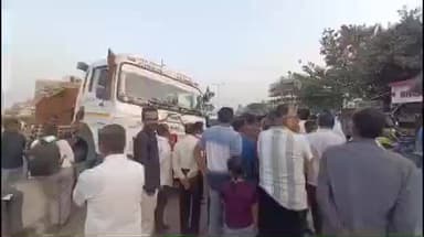 अमळनेर: अपघाताचा पुन्हा थरार! वांजोळा रोडवर कंटेनर डिव्हायडरमध्ये घुसला; मोठा अनर्थ टळला