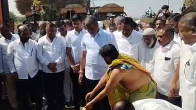 ಗೋಕಾಕ: ಲೋಳಸೂರ ಗ್ರಾಮದಲ್ಲಿ ಹೋಸ ಸೇತುವೆ ಕಾಮಗಾರಿ ಚಾಲನೆ ನೀಡಿದ ಶಾಸಕ ಬಾಲಚಂದ್ರ ಜಾರಕಿಹೊಳಿ