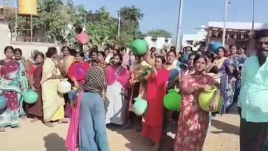 ಹಿರಿಯೂರು: ಗೌನಹಳ್ಳಿ ಗ್ರಾಮದಲ್ಲಿ ನೀರಿಗಾಗಿ ಅಗ್ರಹಿಸಿ ಖಾಲಿ ಕೊಡ ಹಿಡಿದು ಪ್ರತಿಭಟನೆ ನಡೆಸಿದ ಮಹಿಳೆಯರು ಮತ್ತು ವಿದ್ಯಾರ್ಥಿಗಳು