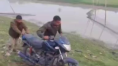 नाथनगर: चंपानदी पुल के पास से मिली लावारिस बाइक, पुलिस जांच में जुटी