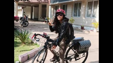 पेशरार: साइकिल यात्रा से बेटियों को जागरूक कर रहीं समीरा खान लोहरदगा पहुंचीं, उपायुक्त व शिक्षा विभाग के अधिकारियों से मिलीं