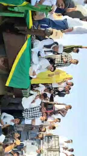 किसानों धरने पर