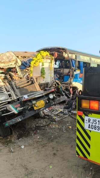 जोधपुर में बस और ट्रेलर की आमने-सामने की भीषण भिड़ंत में 4 लोगों की मौ*त हो गई और 21 घा*यल हो गए। एक्सी*डेंट जोधपुर-जैसल...