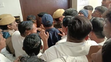 जबरन कलेक्टर चेंबर में घुसने का प्रयास हुआ जमकर हंगामा #live #viral #khabarfast #collector #bhid