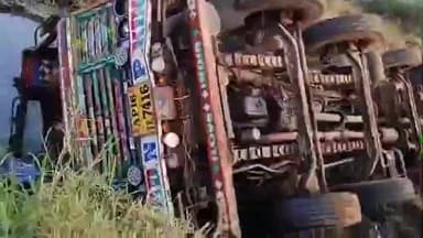 ఏవి నగరం వద్ద కాలువలో స్పిరిట్ లారీ బోల్తా, నీటిని తాగవద్దని హెచ్చరికలు జారీ