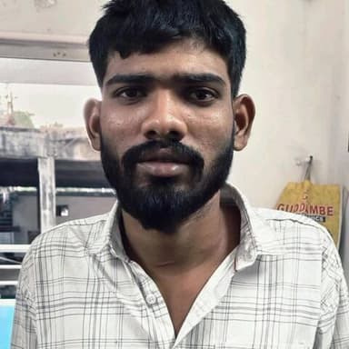 ಕಲಬುರಗಿ: ನಗರದ ಮೋಹನ್ ಲಾಡ್ಜ್ ಹಿಂಬದಿ ಮಾರಕಾಸ್ತ್ರಗಳಿಂದ ಕೊಚ್ಚಿ ಯುವಕನ ಹತ್ಯೆ