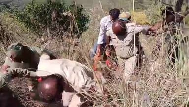 ಹನೂರು: ತಾಳುಬೆಟ್ಟದ ಬಳಿ ಚಿರತೆ ದಾಳಿ: ಭಕ್ತನ ಮೃತದೇಹ ಮೇಲಕ್ಕೆತ್ತಲು ಒಂದು ಗಂಟೆ ಹರಸಾಹಸ