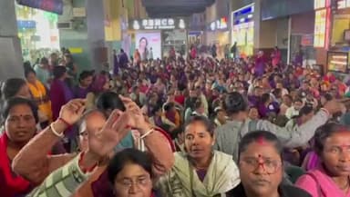 কলকাতা: বেতন বৃদ্ধির দাবিতে শিয়ালদহ স্টেশনেই আটকে বিক্ষোভ আশাকর্মীদের