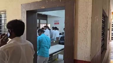 वैजापूर: पंचायत समिती कार्यालयात अर्ज भरण्यासाठी गर्दी