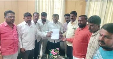 ಶಿರಹಟ್ಟಿ: ಪಟ್ಟಣದ ಬಸವೇಶ್ವರ ಸರ್ಕಲ್ ನಲ್ಲಿ ಎಗ್ ರೈಸ್ ಅಂಗಡಿ ತೆರವುಗೋಳಿಸುವಂತೆ ಆಗ್ರಹಿಸಿ ಶಾಸಕ ಡಾ. ಚಂದ್ರು ಲಮಾಣಿ ಅವರಿಗೆ ಮನವಿ