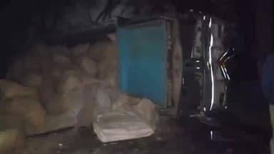 મહેમદાવાદ ખેડારોડ ઉપર ડાંગર ભરેલ ટ્રક ઝાડ સાથે અથડાતા સર્જાયો અકસ્માત,વારંવાર અકસ્માતોને લઈને રોડ પહોંડા કરવાની ઉથી માંગ