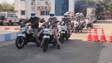 ગાંધીધામ: ગુજરાત સરકાર દ્વારા પૂર્વ કચ્છ પોલીસને ફાળવવામાં આવેલ 17 નવી પેટ્રોલિંગ બાઈકનું એસપી કચેરી ખાતેથી ફ્લેગ ઓફ