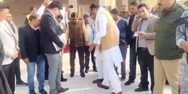 बागपत: दुड़भा गांव स्थित बस अड्डे पर मूलभूत सुविधाओं की बदहाली को लेकर उप मुख्यमंत्री बृजेश पाठक ने कड़ी नाराजगी व्यक्त की