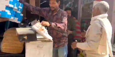 बागपत: कस्बा टटीरी में जोत बत्ती के कारण एक जूते-चप्पल की दुकान में लगी आग, पीड़ित दुकानदार को लाखों रुपए का हुआ नुकसान