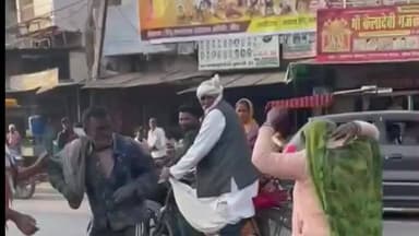 जौरा: शहर के पुराना बस स्टैंड स्थित एमएस रोड पर पति-पत्नी का हाई वोल्टेज ड्रामा, वीडियो सोशल मीडिया पर वायरल