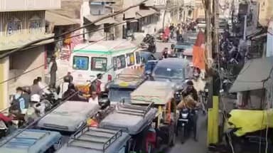 मछलीशहर: मुंगरा बादशाहपुर बाजार में आज घंटों लगा रहा जाम, लोग रहे परेशान, जाम में फंसी एंबुलेंस मरीज को लेकर रही हलकान