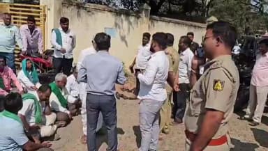 ಜಮಖಂಡಿ: ಸಾವಳಗಿಯ ಹೆಸ್ಕಾಂ ಕಚೇರಿಯ ಮುಂದೆ ರೈತರ ಪ್ರತಿಭಟನೆ,ಆಕ್ರೋಶ