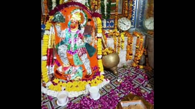 बौंली: शक्तिपीठ रामबाड़ी बालाजी में फूल बंगला झांकी सजाकर लगाया गया 56 प्रसादी का भोग