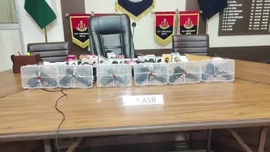 ਅੰਮ੍ਰਿਤਸਰ 2: ਪੁਲਿਸ ਲਾਈਨ ਦੇ ਵਿੱਚ ਅੰਮ੍ਰਿਤਸਰ ਦੇ ਪੁਲਿਸ ਕਮਿਸ਼ਨਰ ਵੱਲੋਂ ਕੀਤੀ ਗਈ ਪ੍ਰੈਸ ਵਾਰਤਾ ਦੋ ਨੌਜਵਾਨਾਂ ਨੂੰ ਛੇ ਨਜਾਇਜ਼ ਪਿਸਤੌਲਾਂ ਦੇ ਨਾਲ ਕੀਤਾ