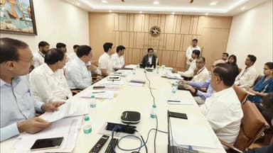 विकसित होत असलेल्या जेट्टीचे काम बार चार्टप्रमाणे होत आहे की नाही यासंदर्भात मंत्रालयात बैठक