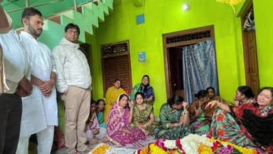 ପାରଳାଖେମୁଣ୍ଡି: ପୂର୍ବତନ ବିଜେଡ଼ି ସଭାପତି ବସନ୍ତ ଦାସଙ୍କ ଶେଷ ଦର୍ଶନରେ ପାରଳା ବିଧାୟକ ରୁପେଶ ପାଣିଗ୍ରାହୀ ଏଵଂ ହାଇଟେକ୍ ଗ୍ରୁପ ମାଲିକ ତିରୁପତି ପାଣିଗ୍ରାହୀ