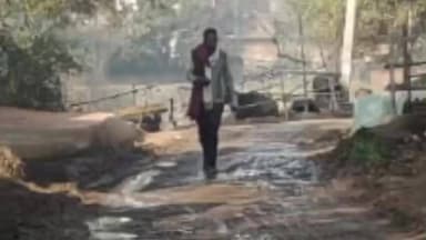 हमीरपुर: कैथी में नमामि गंगे की पाइपलाइन के लीकेज से गांव का मुख्य रास्ता हुआ ध्वस्त