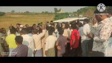 పరిగి చిన్నపల్లి వద్ద జరిగిన రోడ్డు ప్రమాదంలో మృతి చెందిన రామాంజినప్ప మృతదేహాన్ని రోడ్డుపై ఉంచి కుటుంబ సభ్యుల ధర్నా