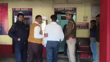 मौदहा: बदनपुर में प्रधान पति से ₹10 हजार की रिश्वत लेते पंचायत सचिव को एंटी करप्शन टीम ने पकड़ा