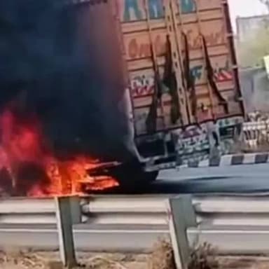 नीमराना: शाजापुर बस स्टैंड के पास फ्लाईओवर पर ट्रक में अचानक लगी आग, हाईवे पर मची अफरातफरी, काफी मशक्कत के बाद पाया गया काबू