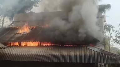 দাঁতন ১: দাঁতনে ইলেকট্রিকের শর্ট-সার্কিট থেকে আগুনে পুড়ে ভষ্মীভূত হয়ে গেল এক গৃহস্থের বাড়ি!