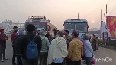 ఎల్కతుర్తి మండల కేంద్రంలో కూడలి వద్ద రెండు ఆర్టీసీ బస్సులు ఎదురెదురుగా ఢీకొన్నాయి