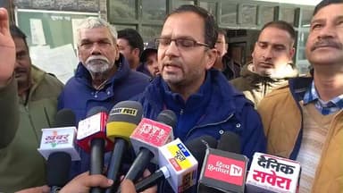 सोलन: सोलन में रेपीडो के खिलाफ ऑटो और टैक्सी यूनियन का हल्ला बोल, डीसी कार्यालय के बाहर प्रदर्शन कर की गई नारेबाजी