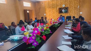 महुआडांड़: महुआडांर के गारू प्रखंड कार्यालय में प्रखंड स्तरीय समन्वय समिति की समीक्षा बैठक हुई